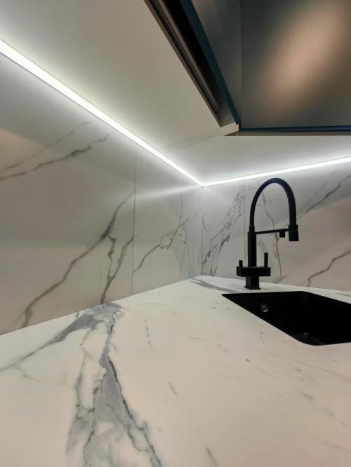 Три цвета этой истории сошлись в одном интерьере, создавая нечто совершенно особенное: зелёный, белый и чёрный. 07