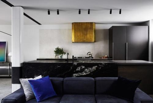 Декор дома в тёмных тонах в Австралии. 01