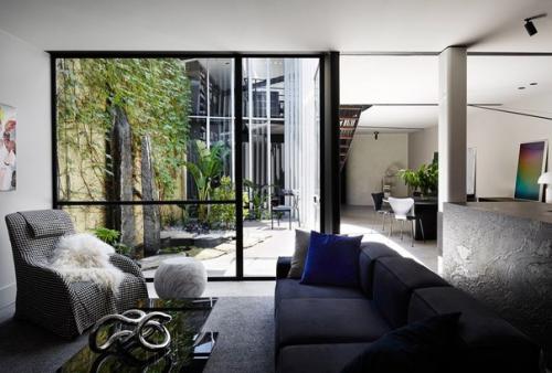 Декор дома в тёмных тонах в Австралии.