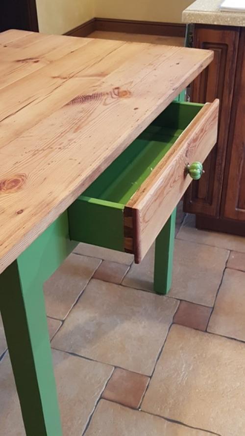 Этот стол никакой исторической и материальной ценности не представляет. 04