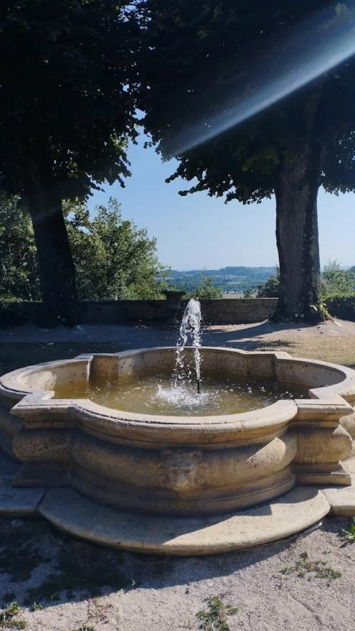 Замок шарм - сюр - л'эрбас расположен в шарм - сюр - л'эрбас во французском департаменте дром в регионе овернь - Рона - Альпы. 09