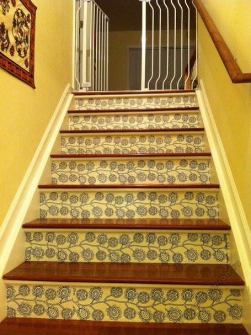 Декор подступеней. Частный дом обычно представляет собой сооружение из двух и более этажей, попасть на которые возможно только с помощью лестницы. 07