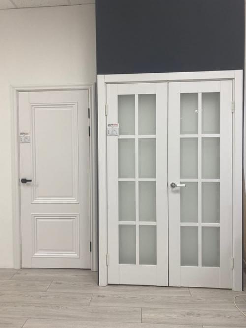 Двери - компаньоны.  Пожалуй, один из самых практичных вариантов сочетания дверей со стеклом и без стекла в одном интерьере. 03