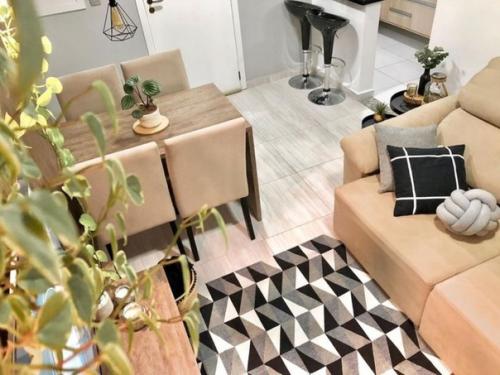 Очень теплый и уютный интерьер кухни - гостиной в квартире молодой семейной пары. 03