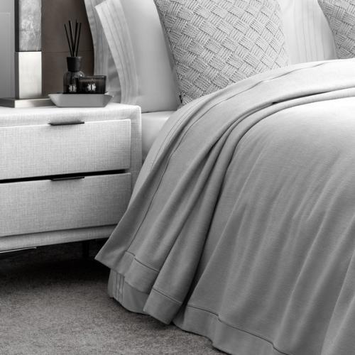 Лаконичное однотонное покрывало Белотти создано из высококачественного натурального хлопка. 02