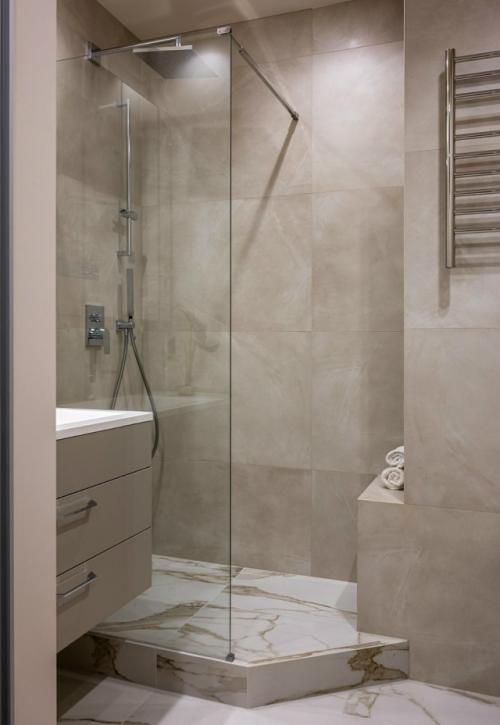 В Минске дизайнер Анна римша оформила квартиру для певицы, которая много путешествует и хотела перенести атмосферу отелей в свое жилье. 05