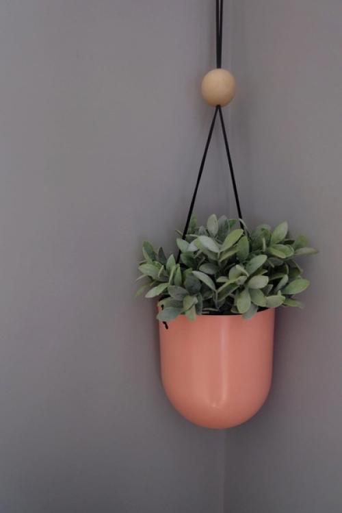 Хозяйка этой милой спальни хотела привнести в комнату стиль Scandi и лёгкого Boho. 05