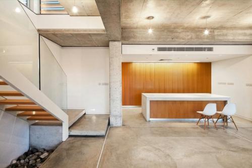 Помимо шикарного особняка в Австралии, у Джорджа также имеется резиденция на Кипре. 03