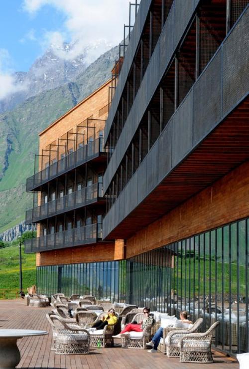 Отель Kazbegi с видом на горы в Грузии. 05