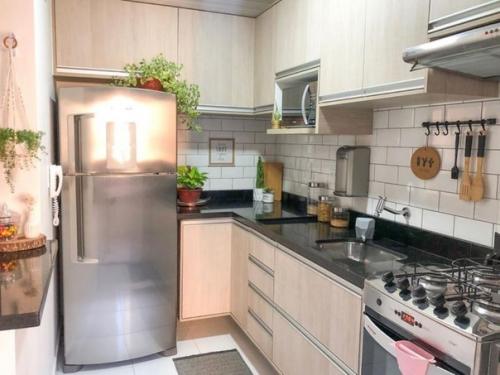 Очень теплый и уютный интерьер кухни - гостиной в квартире молодой семейной пары. 06