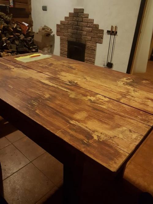 Этот стол никакой исторической и материальной ценности не представляет. 07