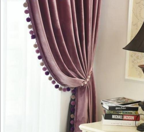 В нашем салоне новое поступление тесьма с помпонами широко используется для отделки штор в детских комнатах, спальнях, гостиных. 03