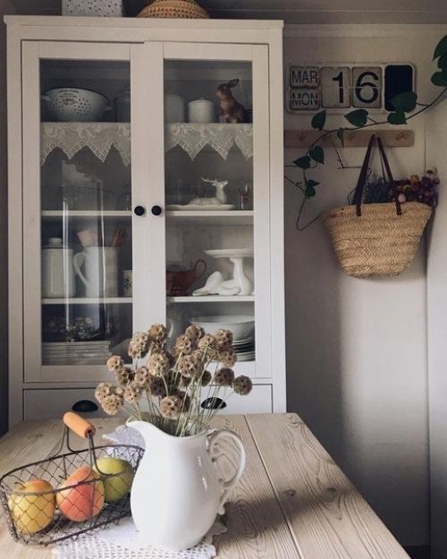 Какой нестандартный подход к обустройству интерьера в старом деревянном загородном домике. 04