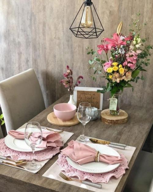 Очень теплый и уютный интерьер кухни - гостиной в квартире молодой семейной пары. 08