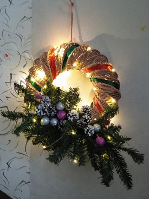 Мы продолжаем работать на тему нового года,, венок из бумажной лозы спиральным плетением. 02