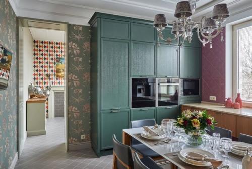 Колоритный, атмосферный интерьер кухни - столовой в английском стиле. 03
