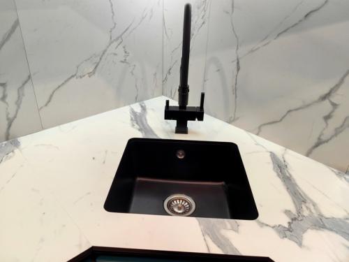 Три цвета этой истории сошлись в одном интерьере, создавая нечто совершенно особенное: зелёный, белый и чёрный. 05