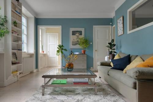 Желто-синяя гамма гостиной, зеленая кухня. 03