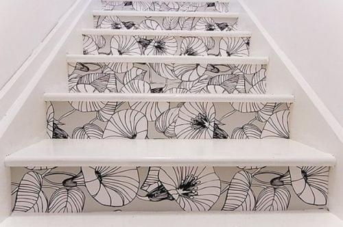 Декор подступеней. Частный дом обычно представляет собой сооружение из двух и более этажей, попасть на которые возможно только с помощью лестницы. 02