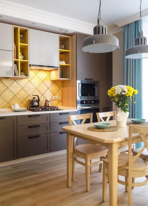Сдержанный скандинавский интерьер кухни - гостиной с яркими цветовыми акцентами. 04