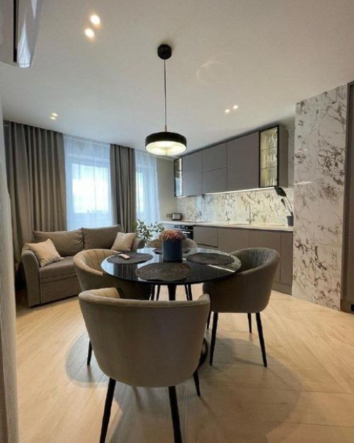 Просторная кухня со стеклянными фасадами. 02