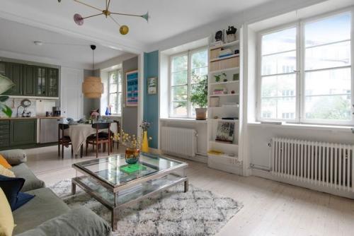 Желто-синяя гамма гостиной, зеленая кухня. 02