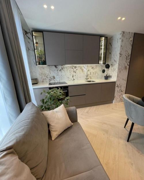 Просторная кухня со стеклянными фасадами. 04