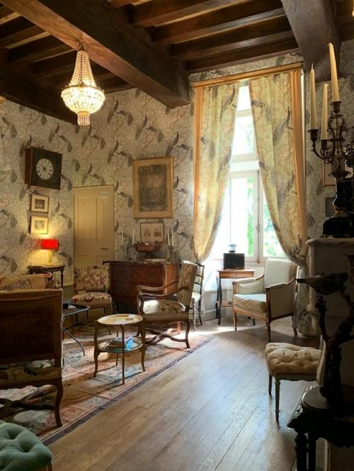 Замок шарм - сюр - л'эрбас расположен в шарм - сюр - л'эрбас во французском департаменте дром в регионе овернь - Рона - Альпы. 04