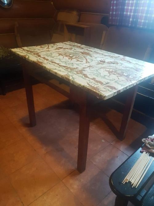 Этот стол никакой исторической и материальной ценности не представляет. 08