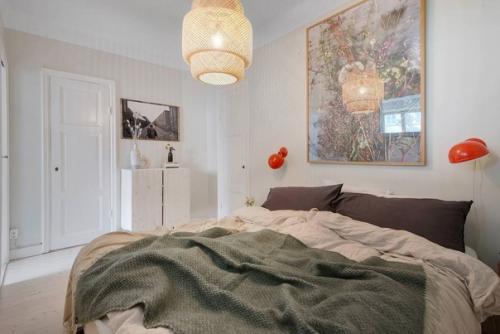 Желто-синяя гамма гостиной, зеленая кухня. 04