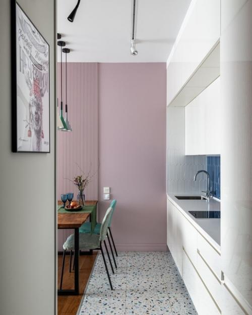 Реализованный интерьер маленькой квартиры в скандинавском стиле, с яркими акцентами. 01