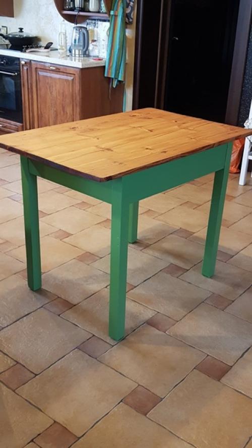 Этот стол никакой исторической и материальной ценности не представляет. 05