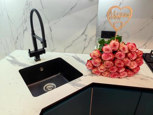 Три цвета этой истории сошлись в одном интерьере, создавая нечто совершенно особенное: зелёный, белый и чёрный. 03