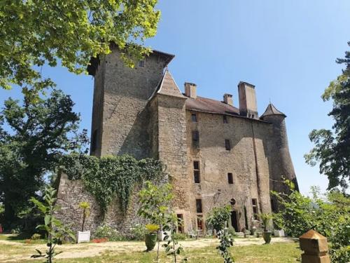 Замок шарм - сюр - л'эрбас расположен в шарм - сюр - л'эрбас во французском департаменте дром в регионе овернь - Рона - Альпы. 02