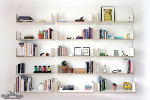 Как расположить элементы декора на полках и стеллажах?