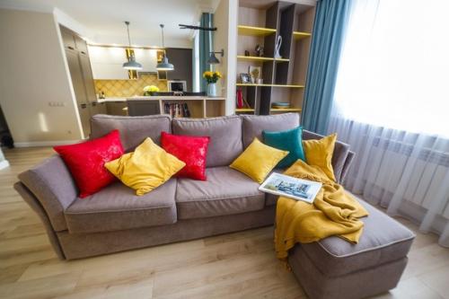 Сдержанный скандинавский интерьер кухни - гостиной с яркими цветовыми акцентами. 06