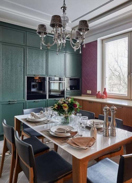 Колоритный, атмосферный интерьер кухни - столовой в английском стиле. 01