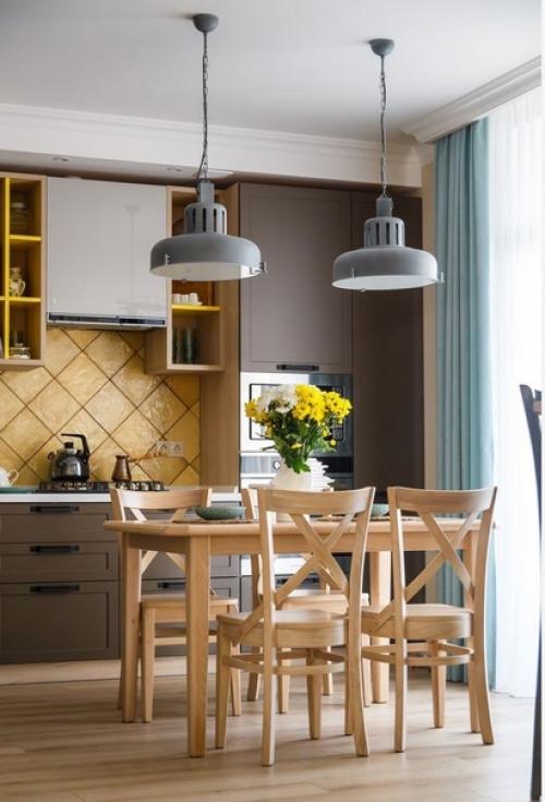 Сдержанный скандинавский интерьер кухни - гостиной с яркими цветовыми акцентами. 05