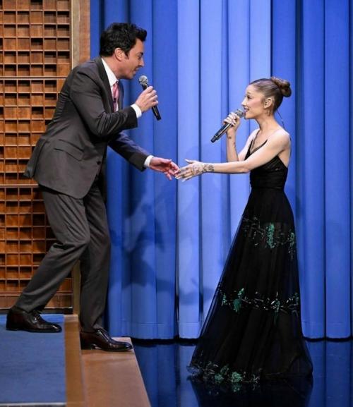 Ариана гранде появилась на шоу Джимми фэллона в платье, которое пережило наших бабушек, дедушек и половину золотого голливуда. 02