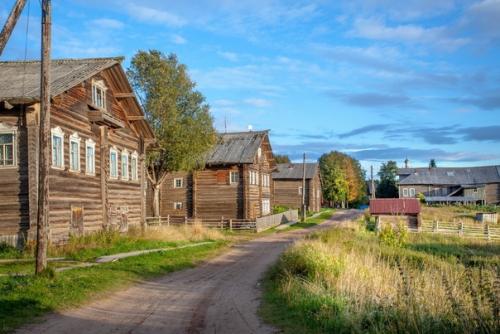 Продолжение.  Дома в поморье по деревенским Меркам средней полосы - массивные, в основном в два этажа. 04