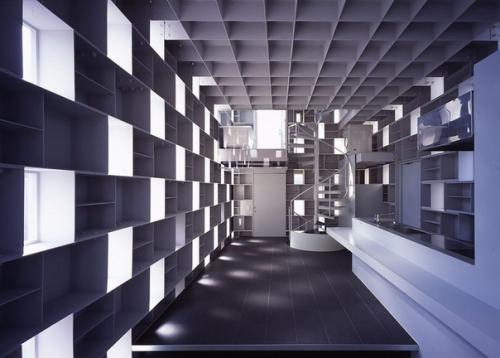 Дом построен из блоков - стальных коробок. 05