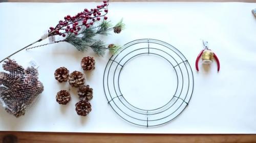 Новогодний веночек из шишек. 01