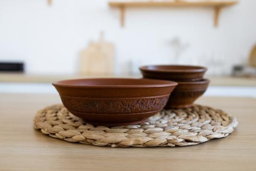 Классика традиционной гончарной посуды в сочетании с современным интерьером. 02