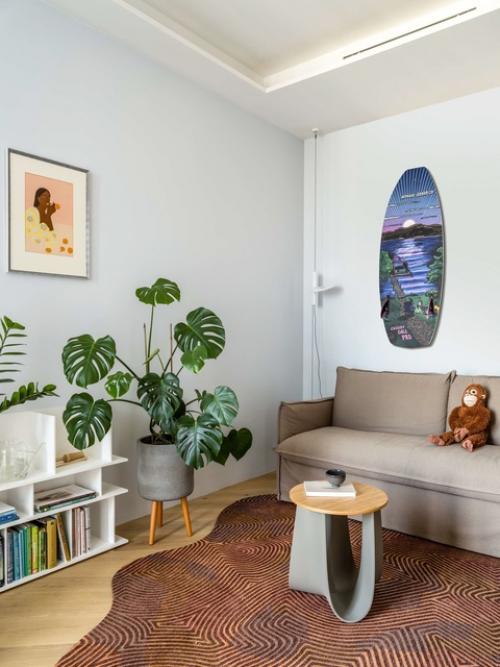 Искусство, дерево и выверенные цвета в двушке 74 м для молодой девушки. 06