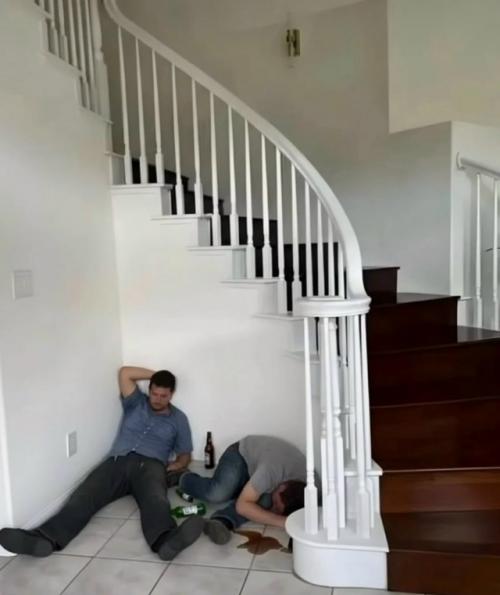 Жена на сайте спросила, чем можно заставить угол под лестницей … и тут понеслось. 01