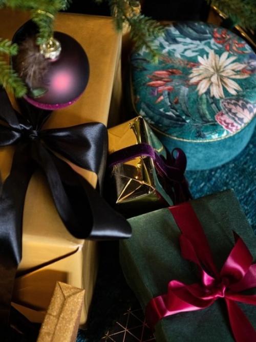 Для любителей смелых современных интерьеров атмосферная праздничная гостиная в глубоких тёмных тонах с тропическим декором. 05