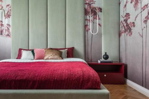 Яркое изголовье - подходящее решение для тех, кто хочет добавить в интерьер цвета, но не готов полностью перекрашивать спальню. 01