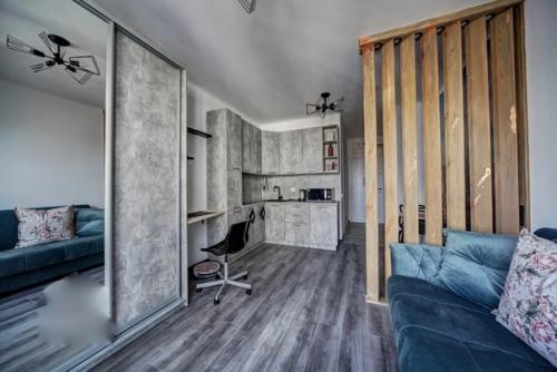 2 огромных шкафа (второй в коридоре, сейчас там еще красивый светильник и в конце пуфик с вешалкой. 01