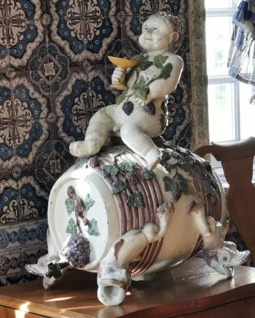 Голландский домик. В глубине усадьбы укрылся небольшой домик из красного кирпича со ступенчатым фронтоном без карниза. 04