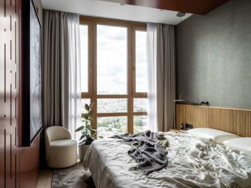 Искусство, дерево и выверенные цвета в двушке 74 м для молодой девушки. 04